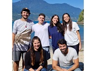 Grupo de pesquisadores na Praia do CEBIMar